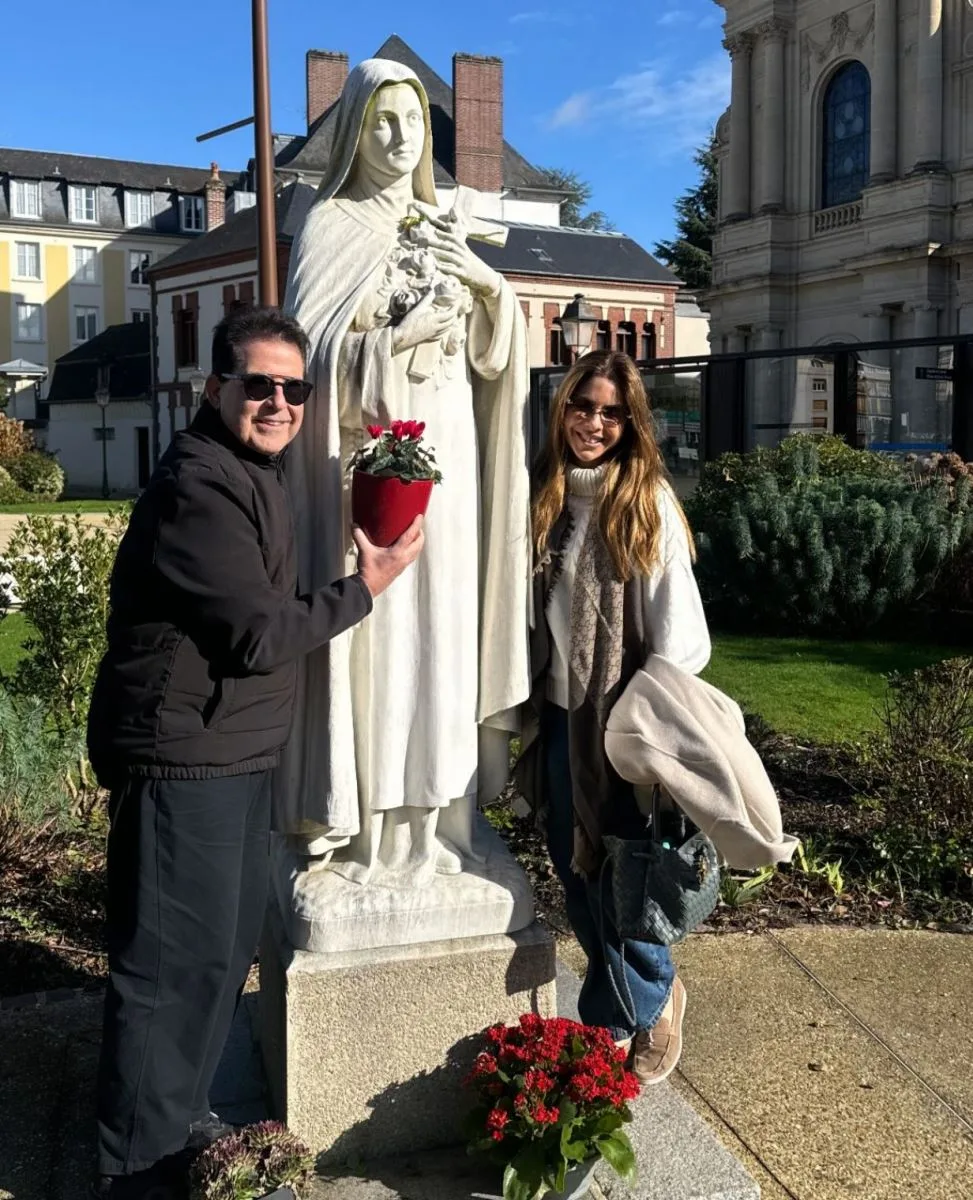 Deib e Rafaela Otoch visitam Lisieux, na França