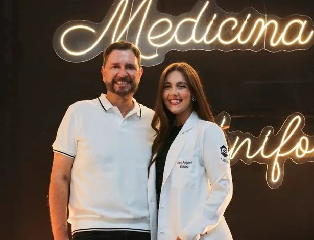 Romeu Aldigueri se derreteu em orgulho e emoção na cerimônia do jaleco da filha Clara