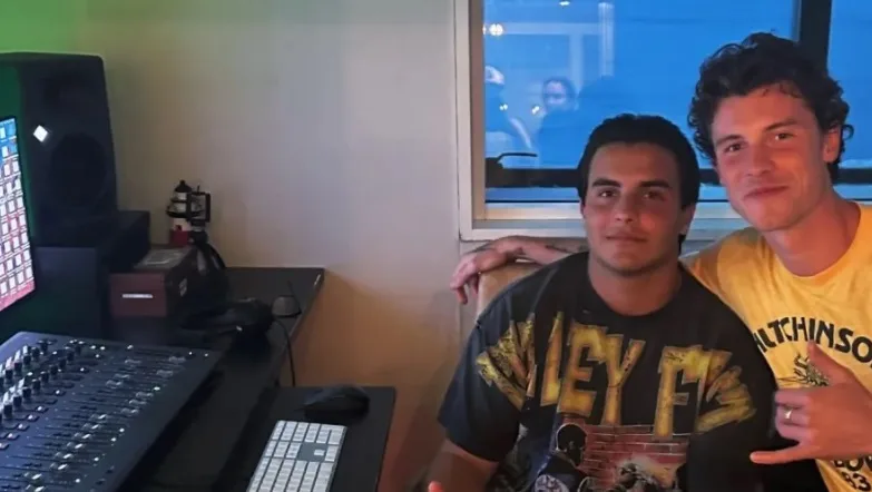 Shawn Mendes visita casa de Ivete e brinca com filho da artista, Marcelo Sangalo