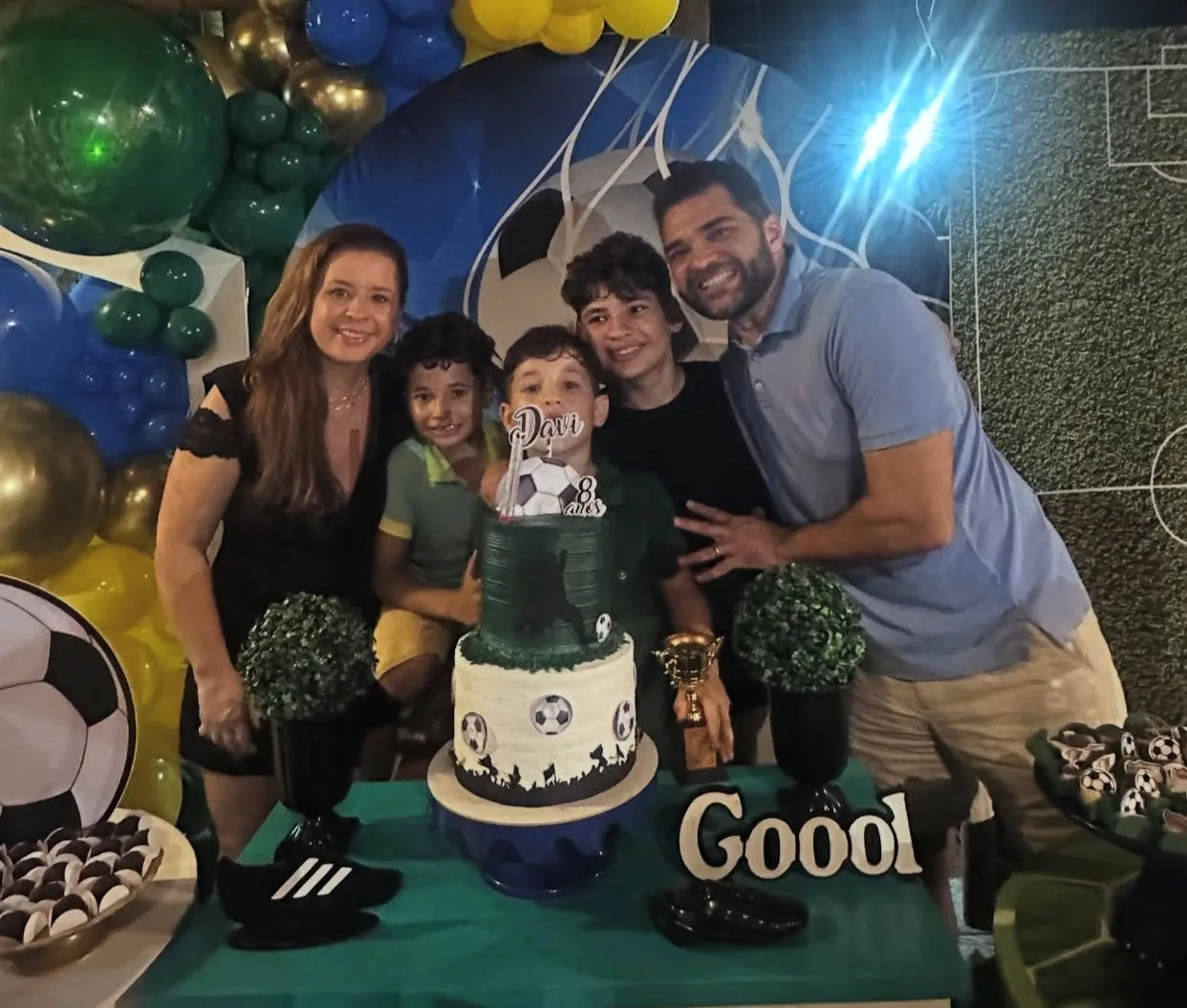 Camila Ximenes e Jacob Stevenson festejam os oito anos do filho Davi com temática Futebol