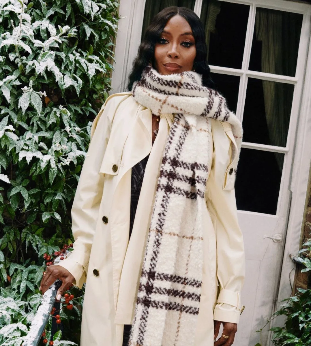 Naomi Campbell causa frisson ao usar cachecol icônico da Burberry