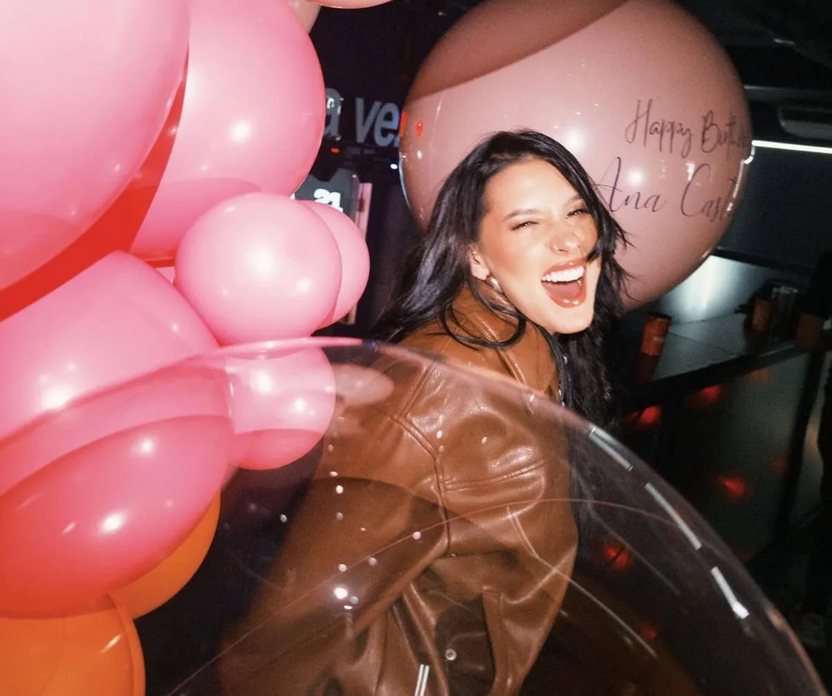 Ana Castela ganha festa surpresa e inicia comemorações de 22 anos em Londrina