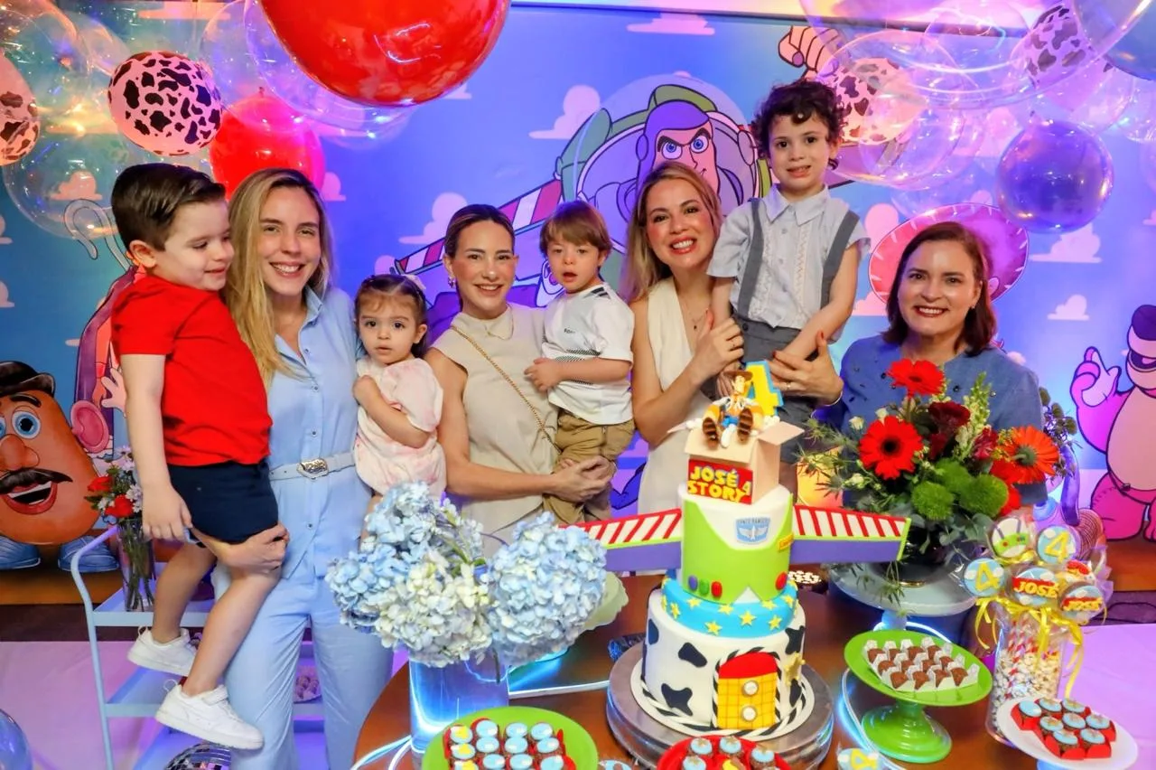 José, filho de Onélia e Camilo Santana, assopra a quarta velinha