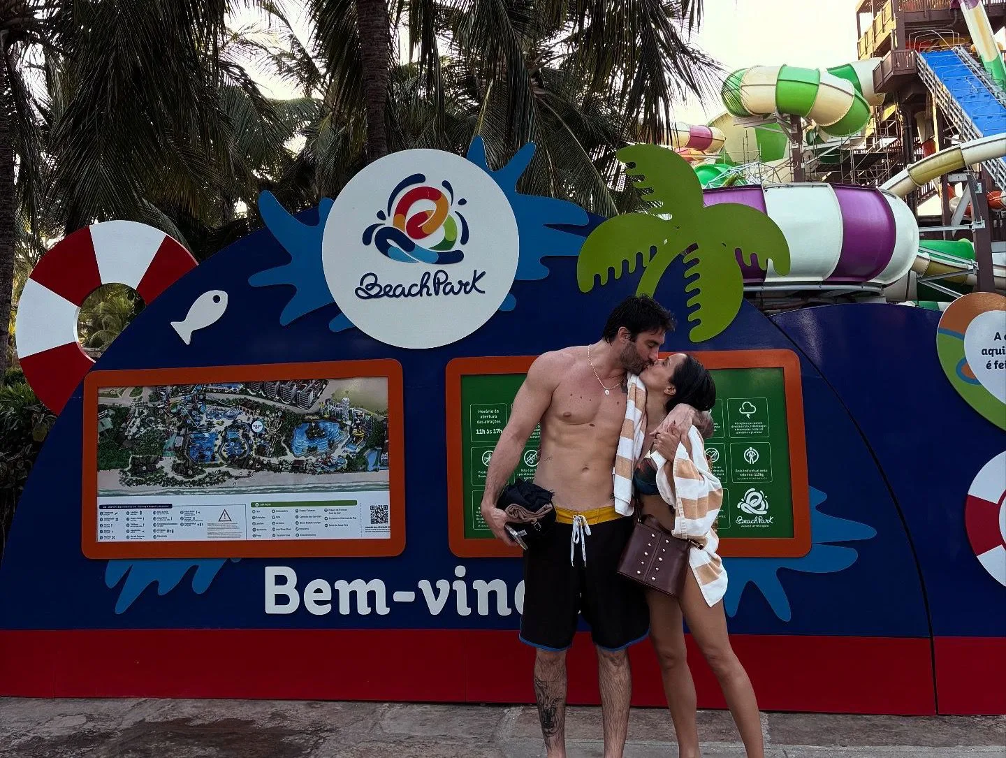 Maytê Piragibe curte dias de lazer e diversão com a famíliano Beach Park