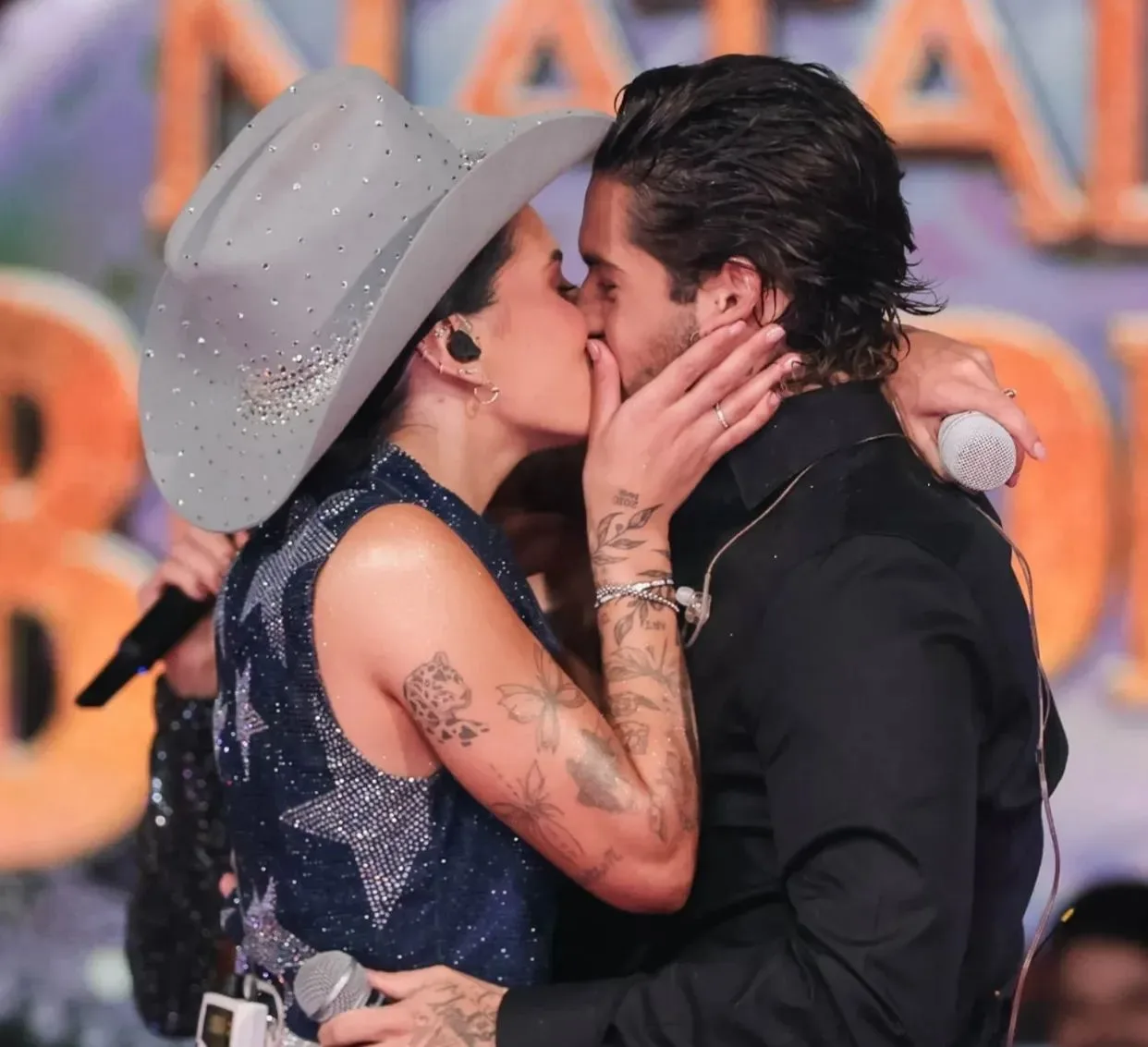 Ana Castela dá beijão em Zé Felipe durante gravação