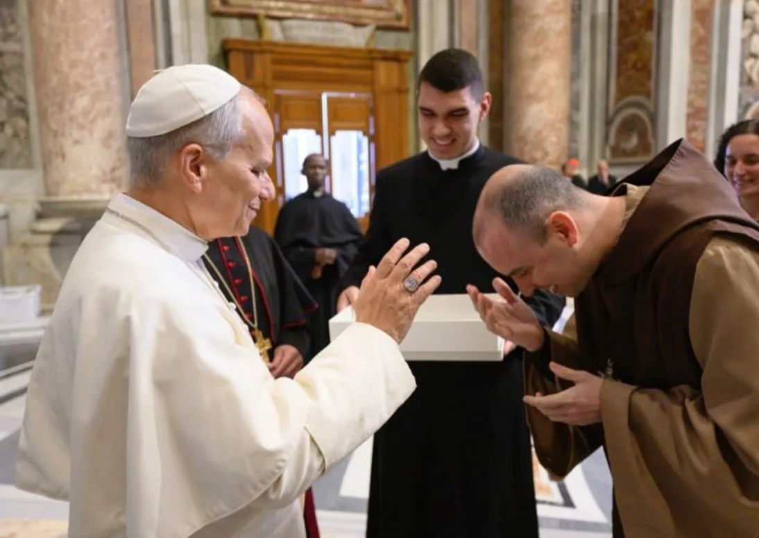 Frei Gilson recebe bênção do Papa Leão XIV em ida a Roma