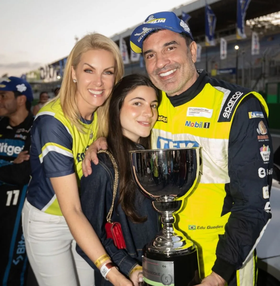Ana Hickmann celebra retorno emocionante de Edu Guedes às pistas