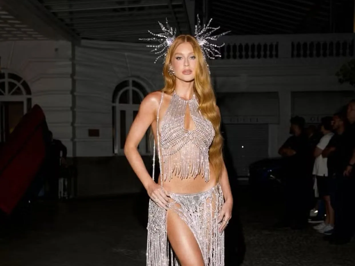 Marina Ruy Barbosa encanta web ao surgir com look ousado e luxuoso no clima de Carnaval