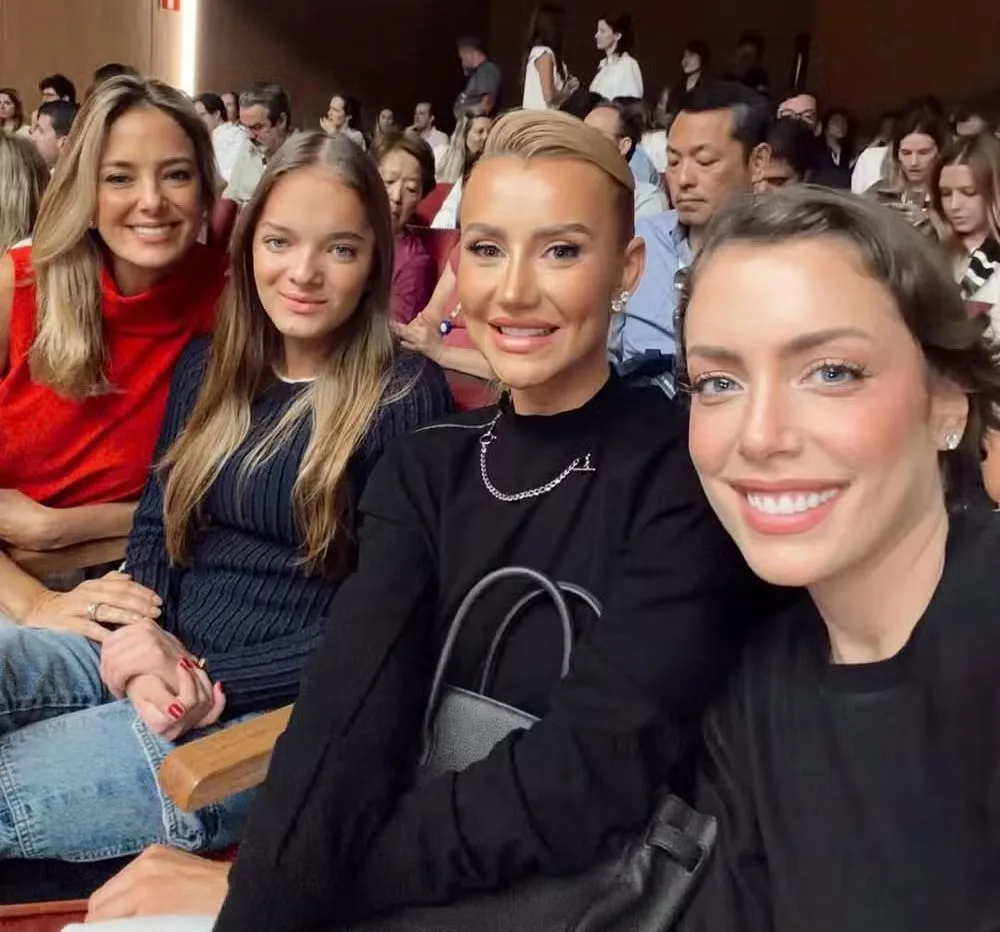 Ticiane Pinheiro, Ana Paula Siebert e Fabiana Justus juntas em apresentação das filhas