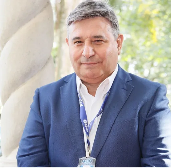 Vander Andrade. Advogado. Mestre e Doutor em Direito pela PUC/SP. Pós-Doutor em Direito Constitucional Europeu pela Universidade de Messina (Itália). Pró-reitor de Administração e Planejamento do Centro Universitário Fundação Santo André. Coordenador do Curso de MBA em Direito e Gestão Condominial do Centro Universitário Fundação Santo André. Membro das Comissões de Direito Imobiliário e Direito Condominial da OAB/SP. Autor dos livros “Manual do Síndico Profissional”, “Responsabilidade Civil e Criminal do Síndico”, “Manual da Assembleia de Condomínio”, “Animais em Condomínios” e “Compliance Condominial”. CEO do “Instituto Vander Andrade” (Cursos de Direito e Gestão Condominial).