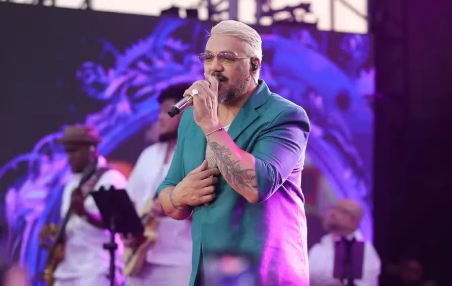 Belo reúne irmã de Gracy, filha e famosos em gravação de DVD em alto-mar