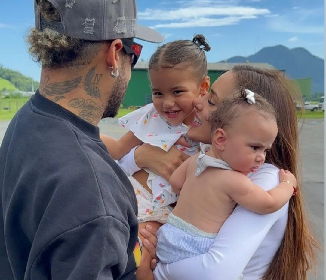Bruna Biancardi e Neymar reencontram as filhas após dias em Nova York