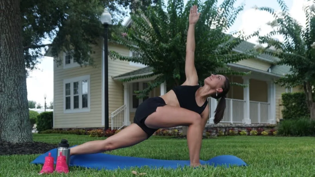 Personal Trainer Ligia Petinatti explica que mobilidade e prevenção são vitais ao treino após os 35