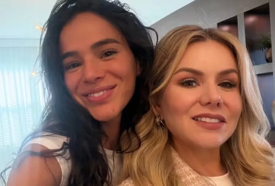 Bruna Marquezine chega a Orlando para passar o Natal com a família e web especula: Shawn vai?