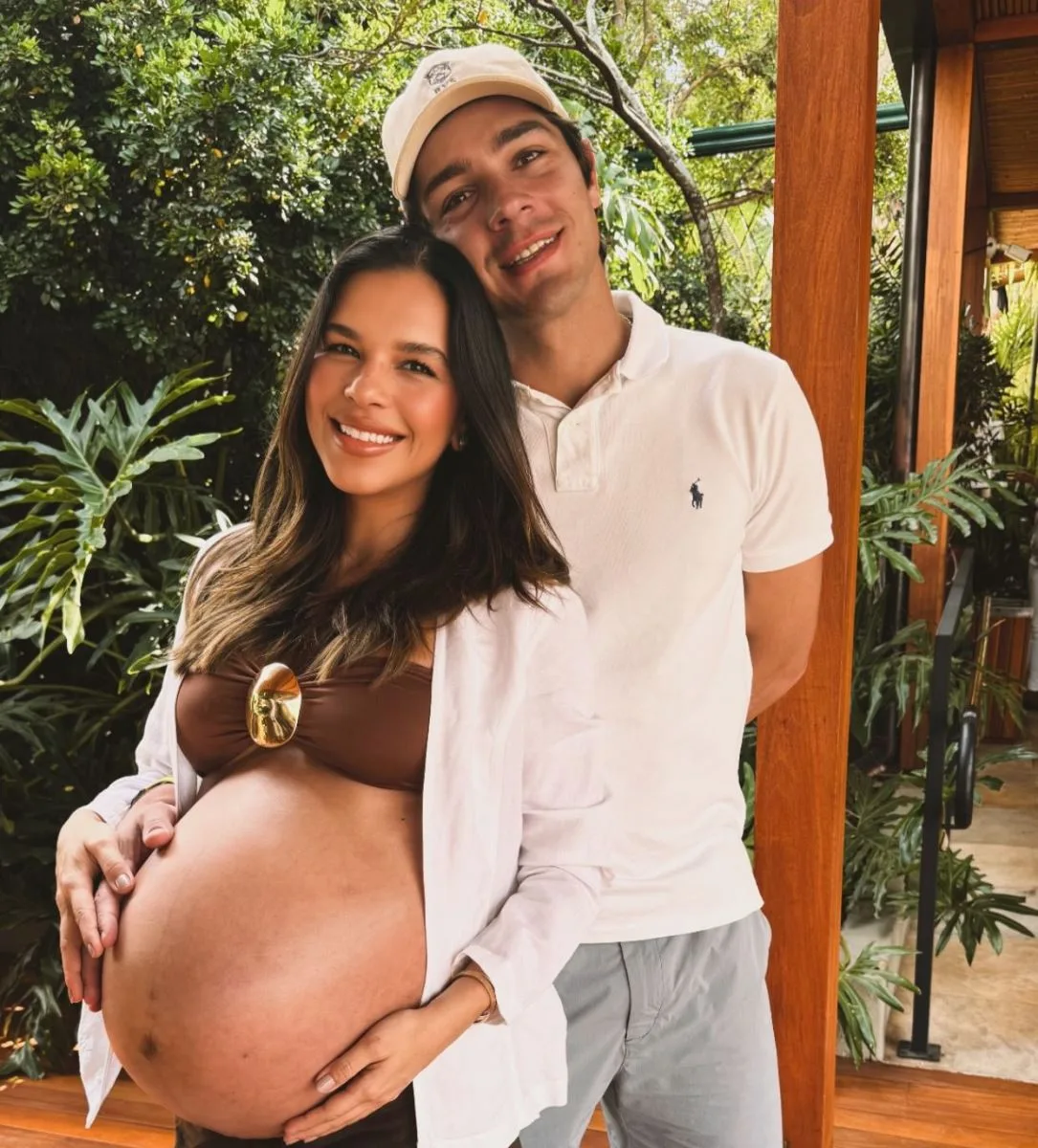 Mariana Rios mostra barrigão do primeiro filho em almoço com a família