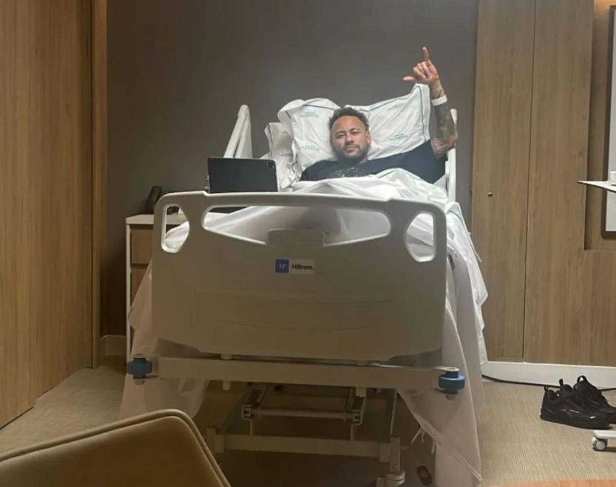 Neymar passa bem após cirurgia de emergência