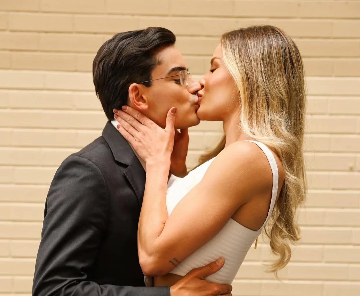 Dudu Camargo e Saory Cardoso oficializam namoro