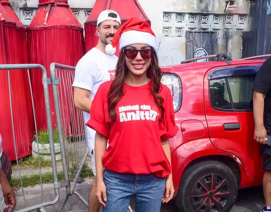 Anitta distribui cestas de Natal e brinquedos em Honório Gurgel ao lado do namorado