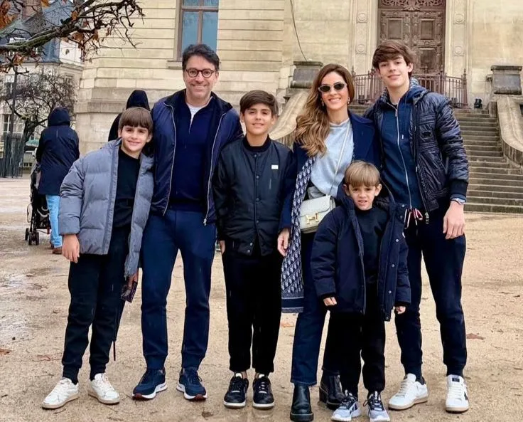 Mariana Mota e Francisco Marinho curtem férias com a família em Paris