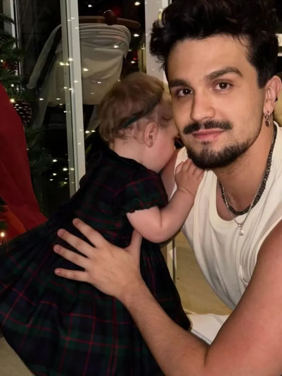 Luan Santana encanta ao compartilhar cliques de Natal com a filha Serena pela primeira vez