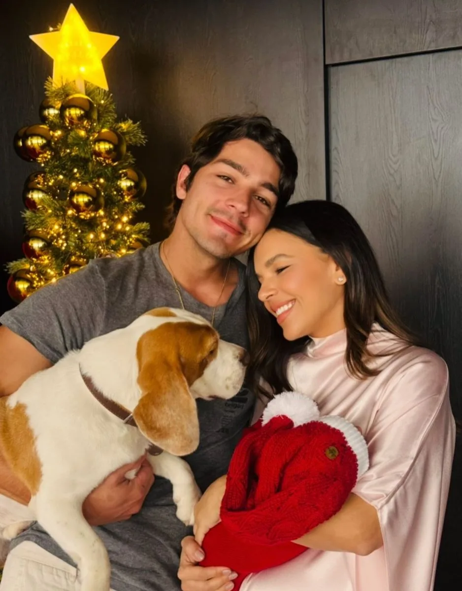 Mariana Rios encanta a web com fotos do filho recém-nascido no Natal