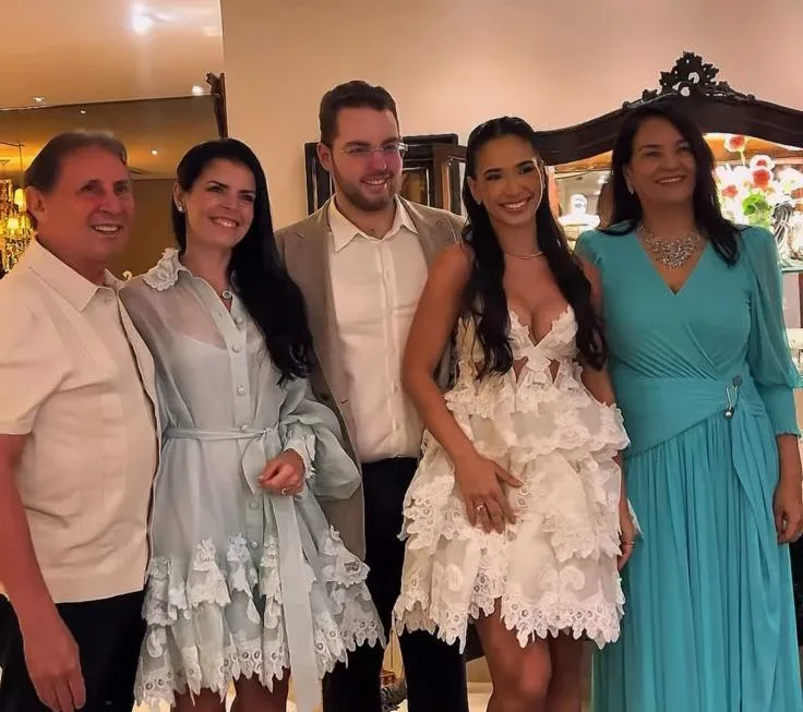 Ana Luiza Carvalho e Nicolas Fergg oficializam noivado