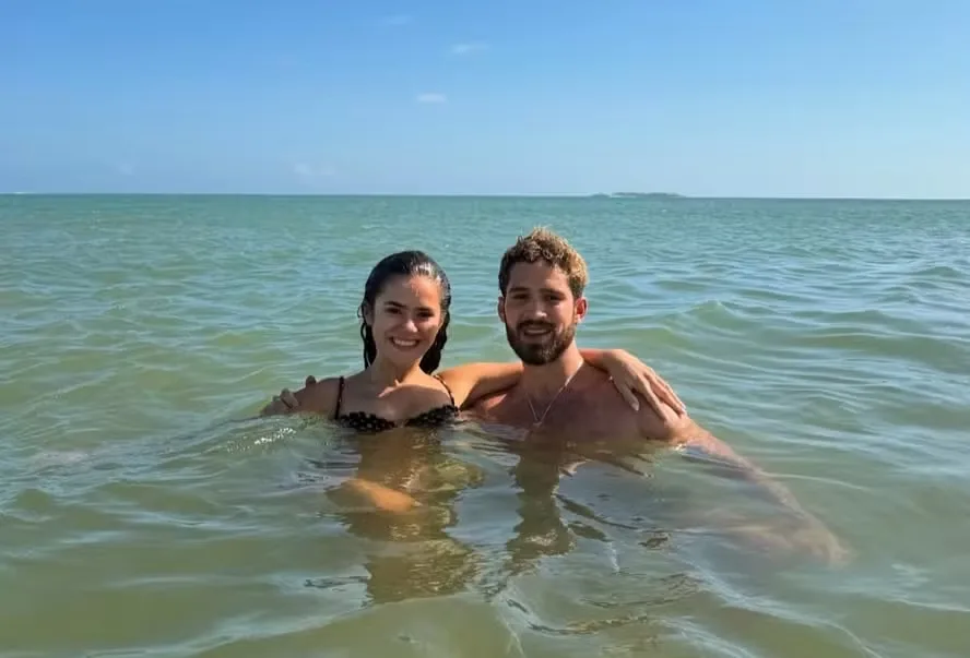 Maisa e João Guilherme aproveitam praia em Pernambuco e fãs brincam com romance: Meu sonho de casal