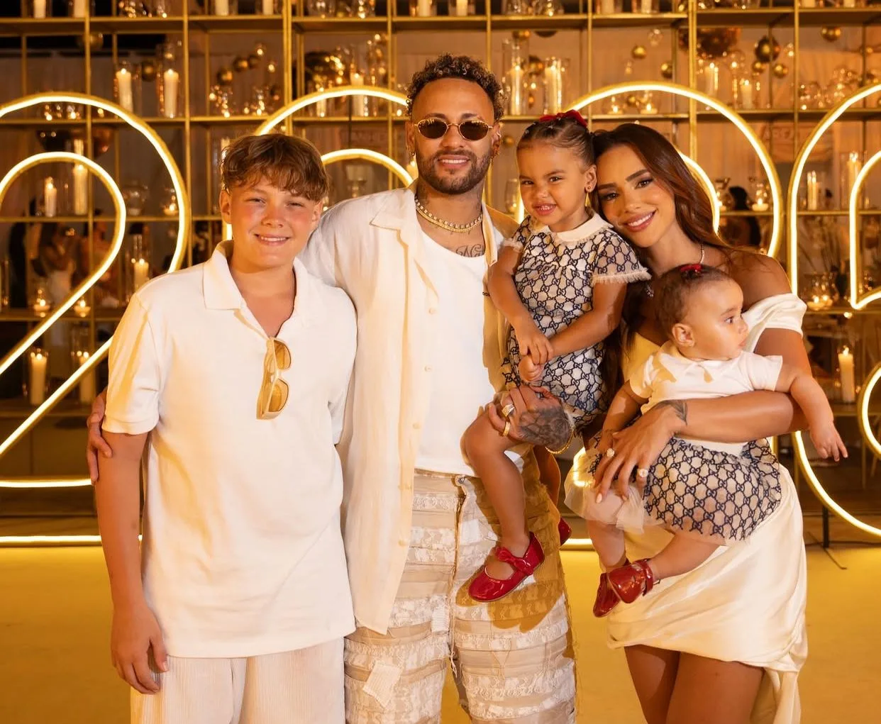 Neymar curte virada do ano com Bruna Biancardi, Davi Lucca, Mavie e Mel