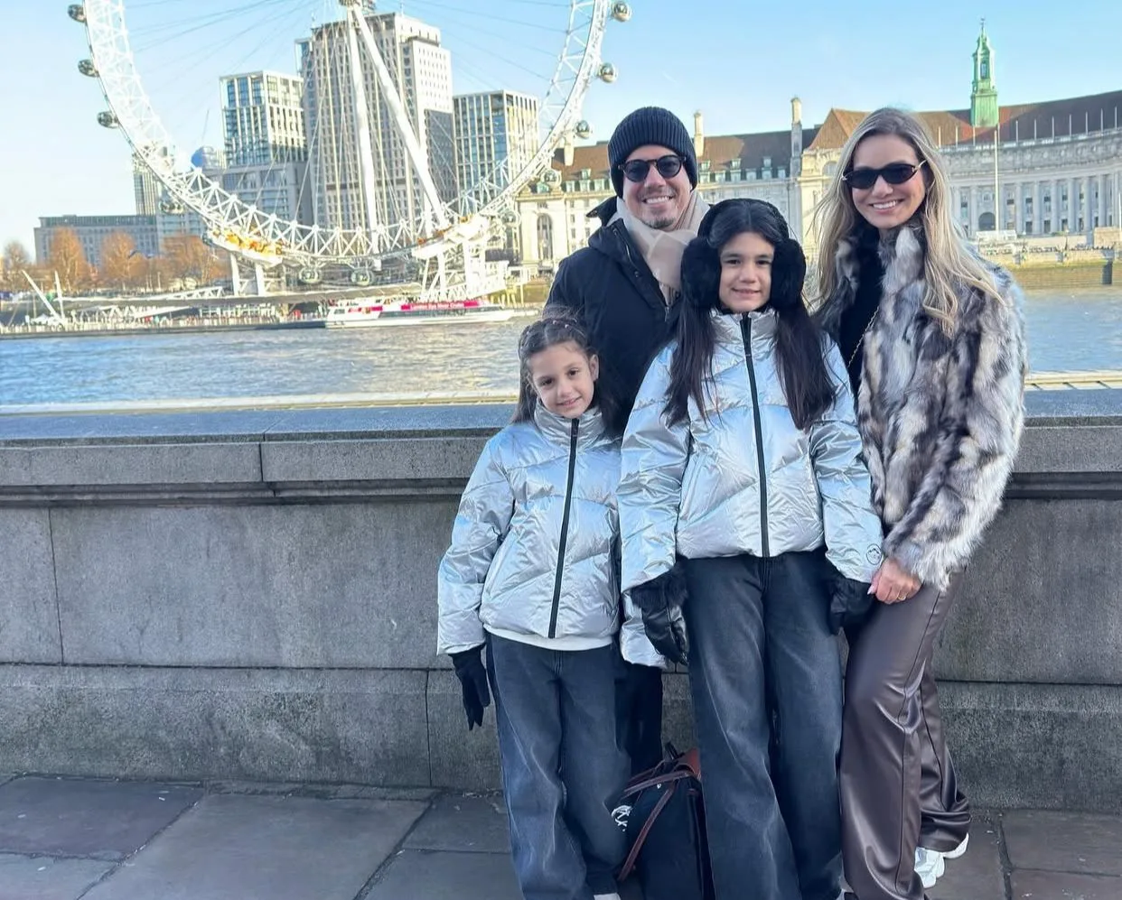 Aline e Andrei Aguiar curtem momentos felizes em Londres
