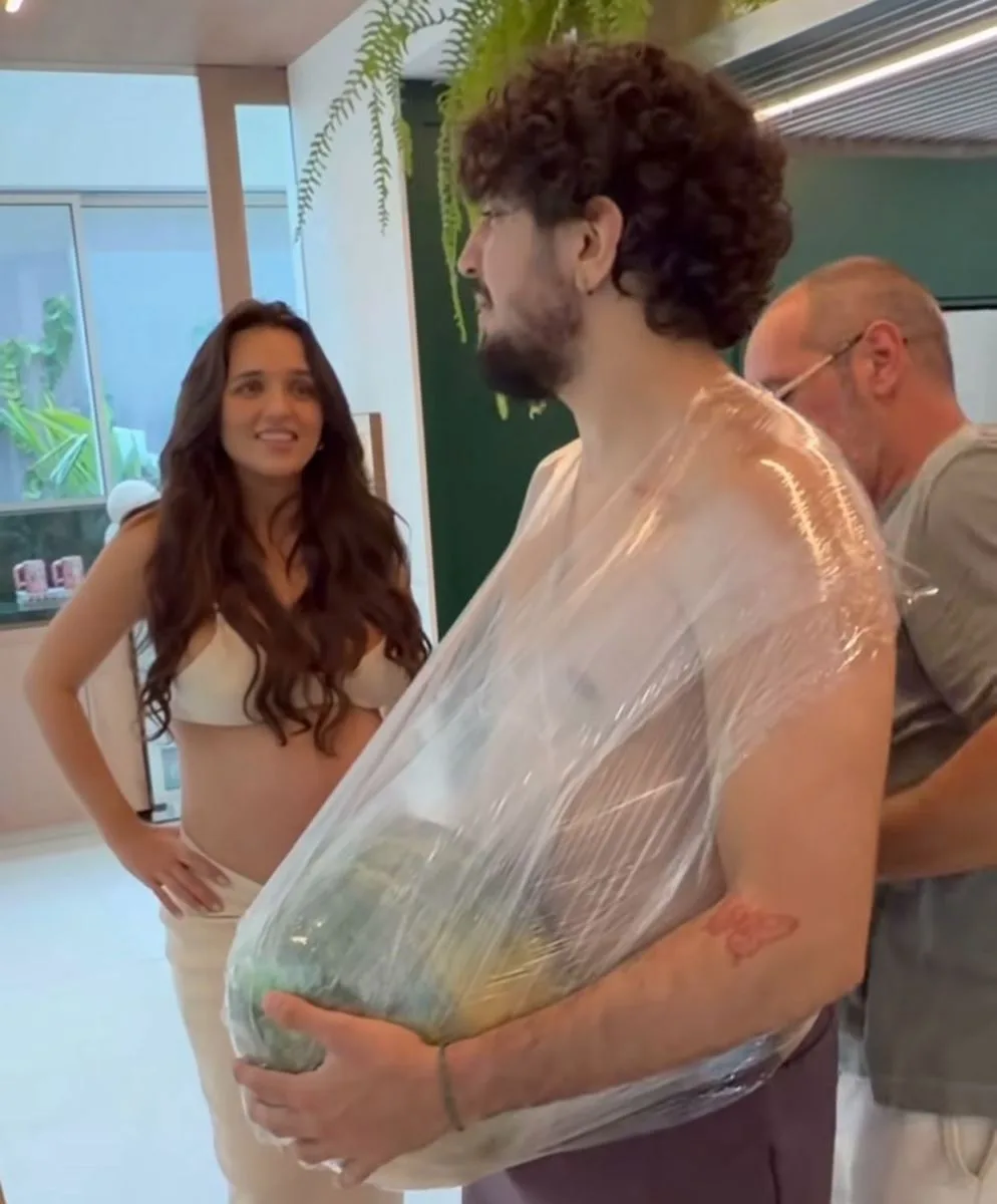 Nattan diverte a web ao 'simular' gravidez com melancia na barriga