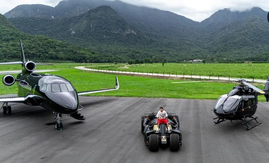 Neymar causa frisson com itens de luxo em mansão: carro do Batman e jato potente impressionam
