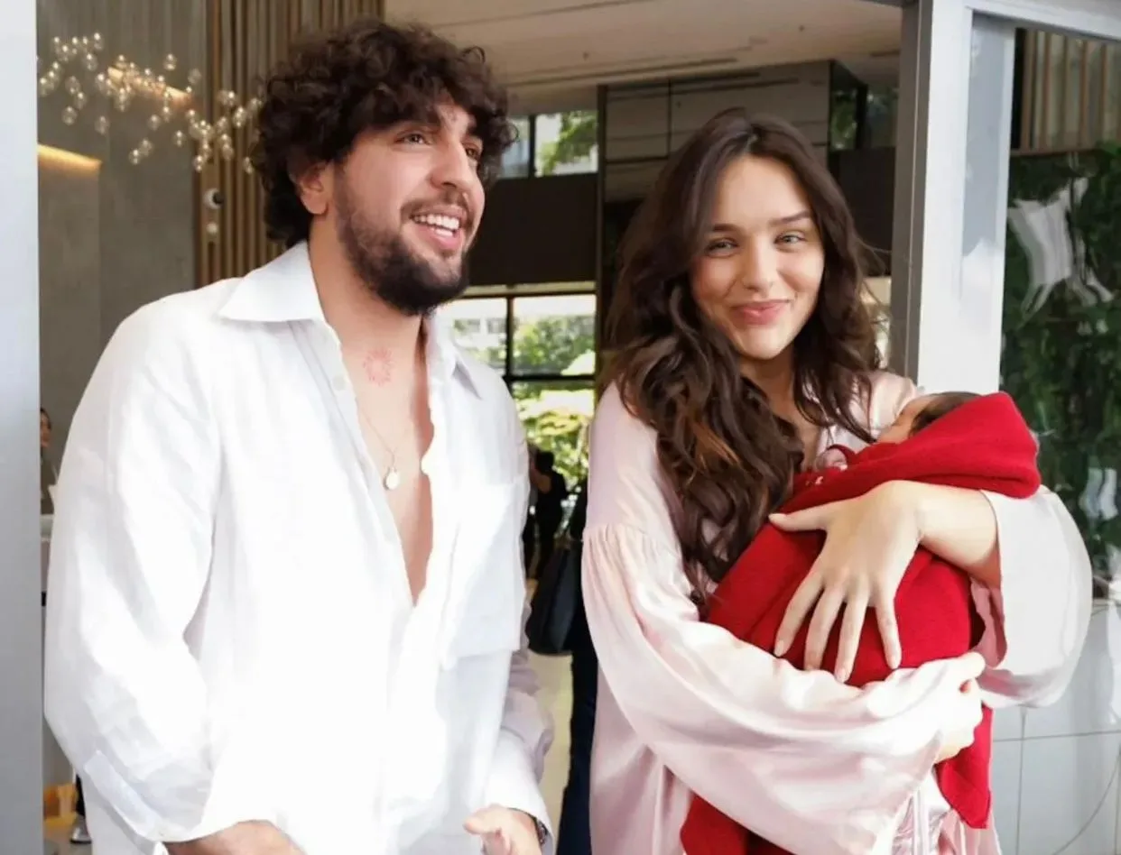 Rafa Kalimann e Nattan deixam maternidade com Zuza e encantam fãs