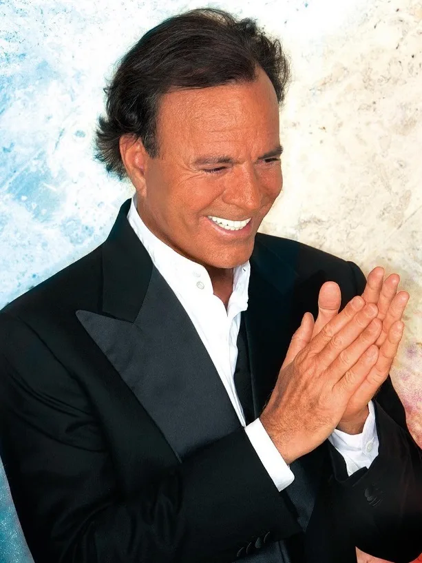 Acusado de assédio sexual, Julio Iglesias se cala