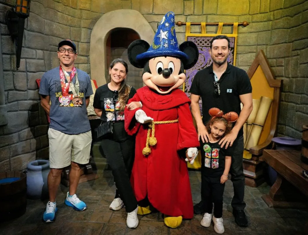 Nathália da Escóssia e Oswaldo Duarte curtindo dias de diversão na Disney com a filha, Maria Thereza