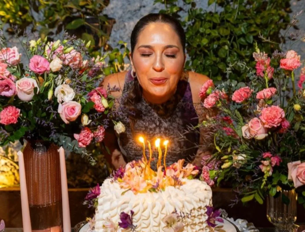 Marcella Laura consagra a gratidão ao celebrar a chegada às cinco décadas