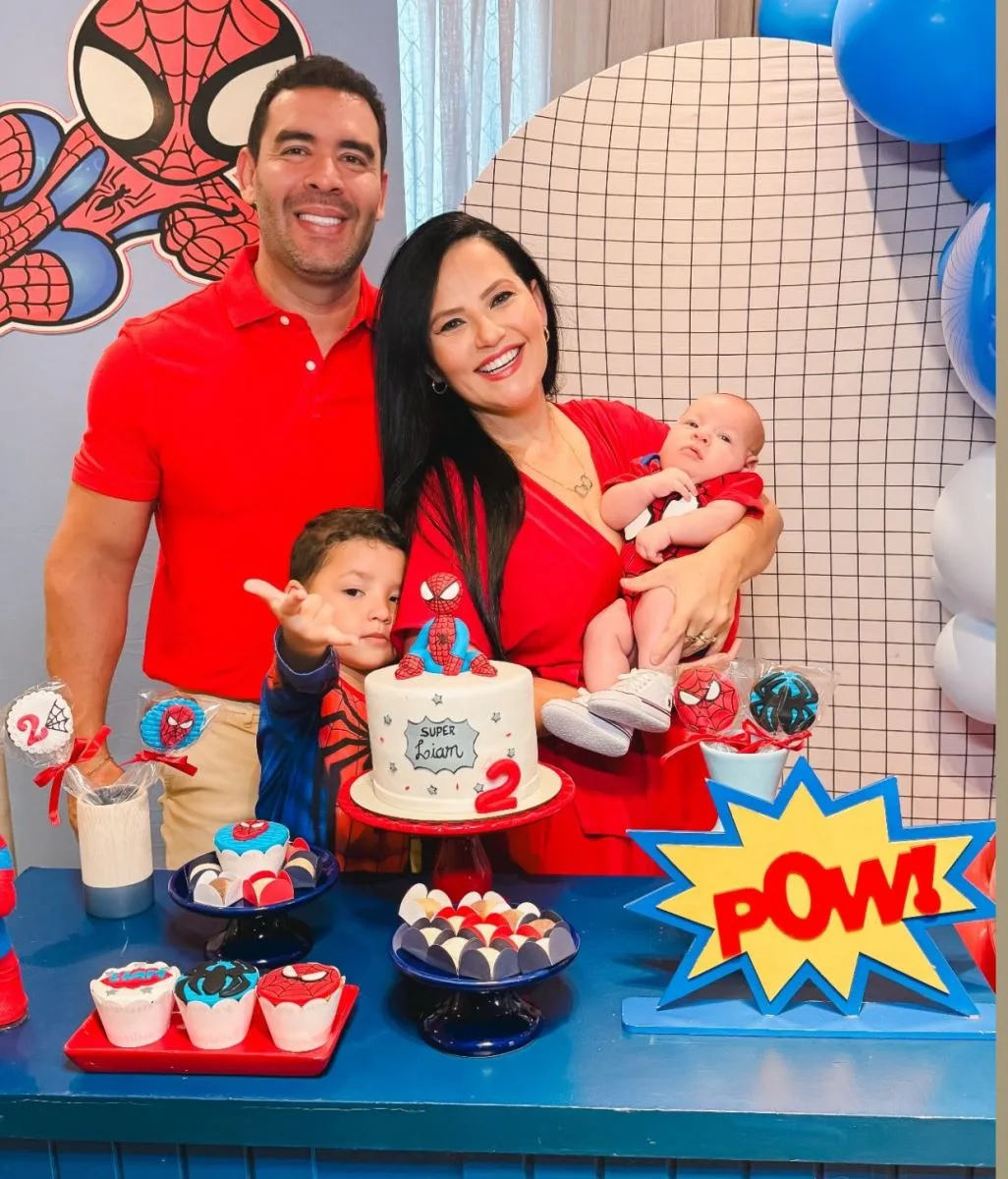 Luciana Ribeiro e Thiago Camelo festejam os dois meses do filho caçula, Liam