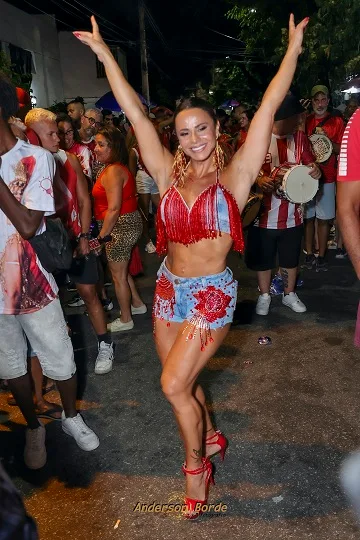 Viviane Araújo causa frisson em ensaio de rua do Salgueiro