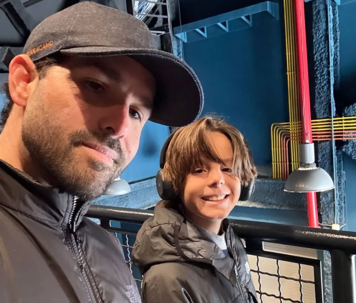 Felipe Rocha embarca para Orlando com o filho Bento para breve trip