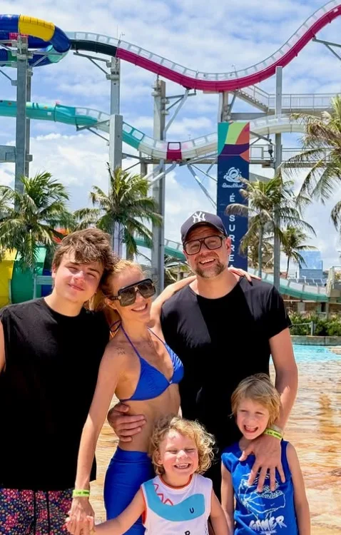 Luiza Possi em momento de diversão e alegria com a família no Beach Park