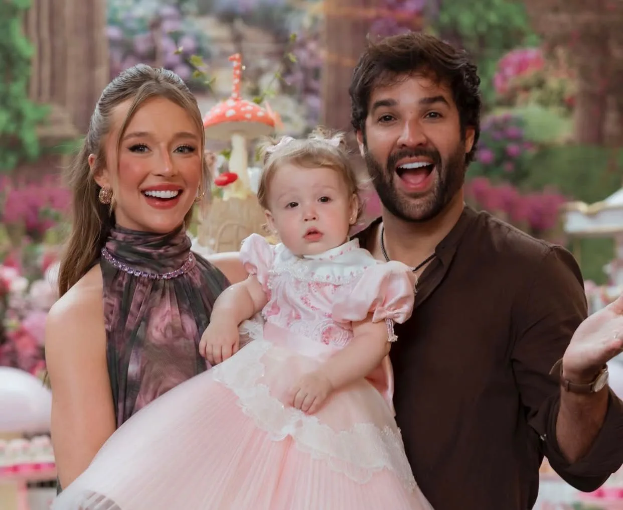 Duda Reis e Du Nunes assopram a primeira velinha da filha Aurora em festa luxuosa