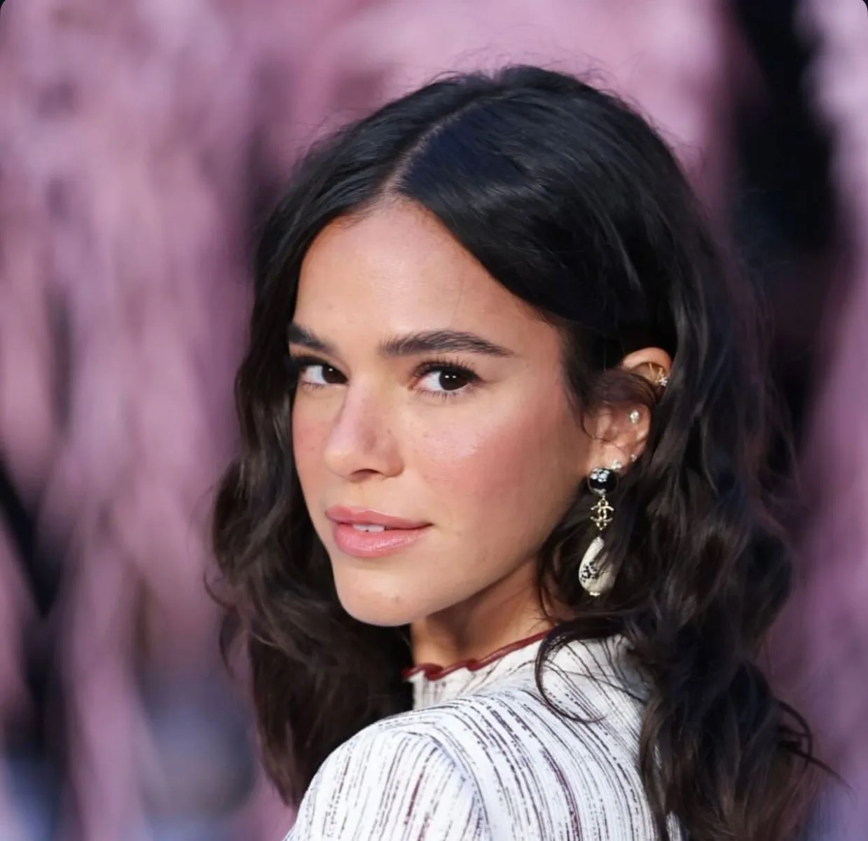 Bruna Marquezine causa frisson em desfile da Chanel na Paris Fashion Week