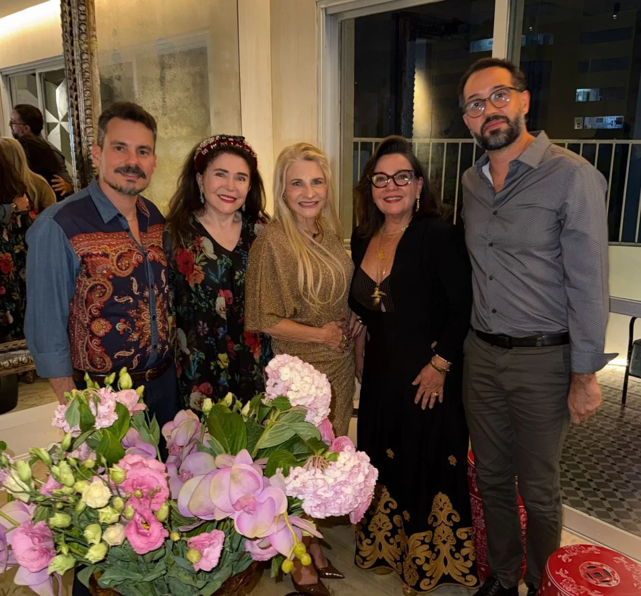 Dalvinha Arrais recebe amigos com elegância em torno de Miguel Dias Filho