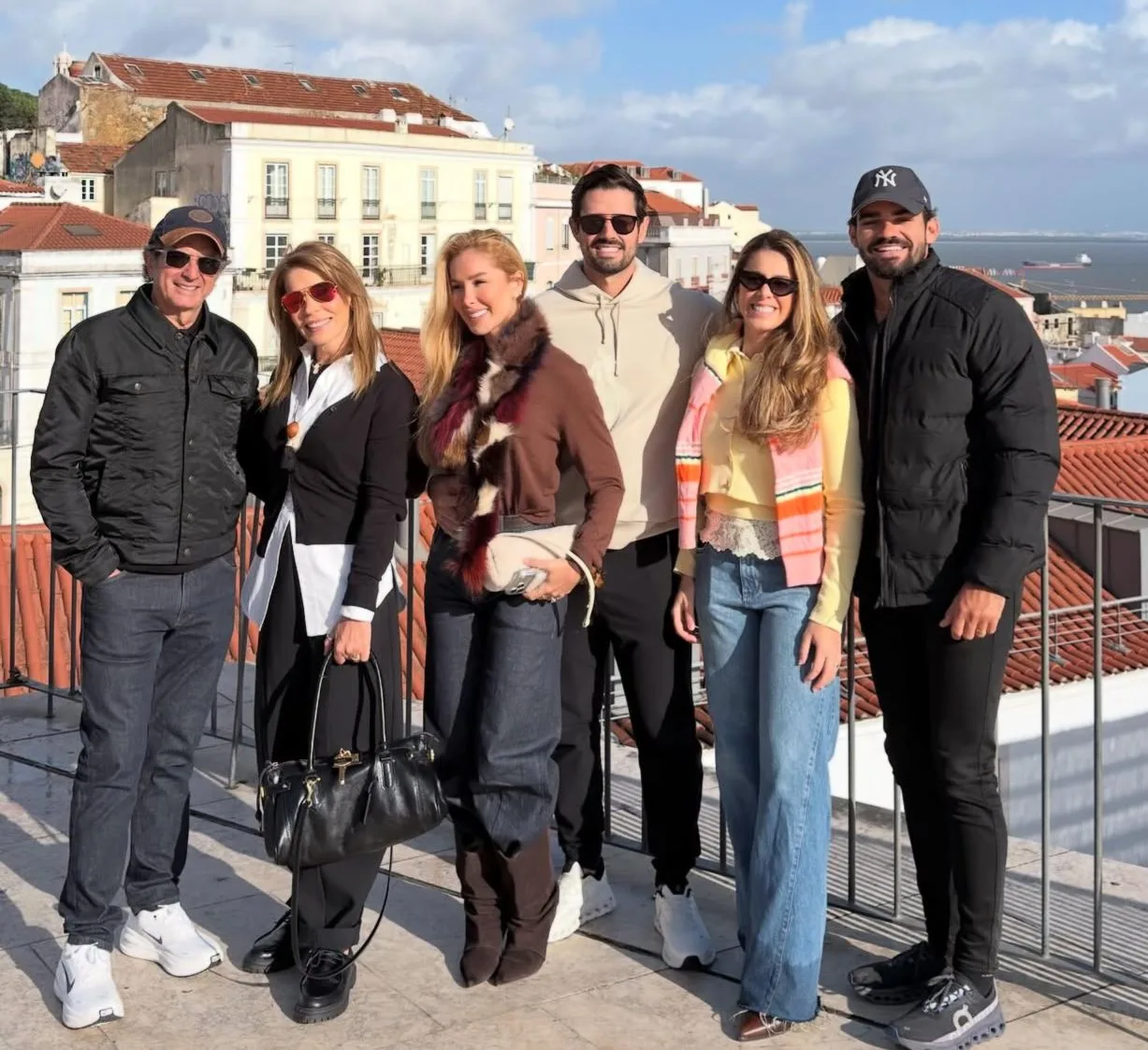 Maira e Aderaldo Silva pegam a rota de Lisboa com a família