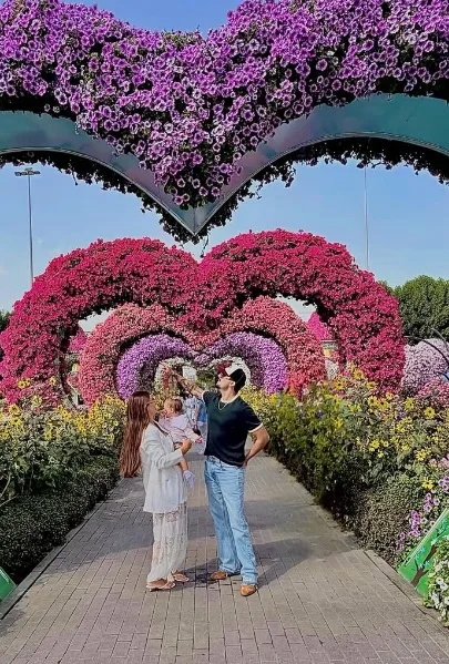 Luan Santana e Jade Magalhães apresentam Dubai para a filha, Serena