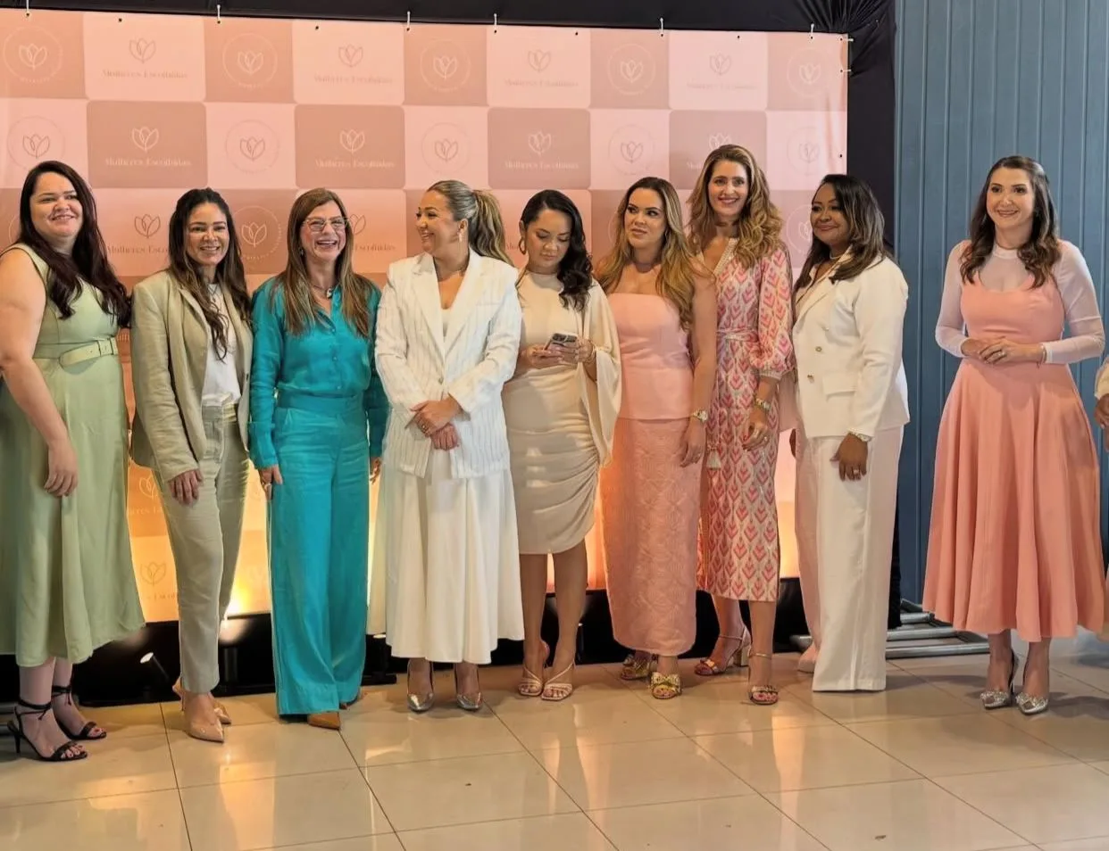 Rebeca Bastos participa de lançamento do livro "Mulheres Escolhidas" e inspira leitoras
