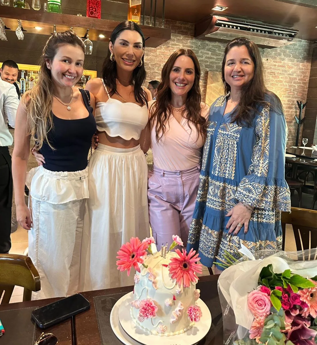 Grazi Veloso comemora b-day cercada de amor e com muita alegria
