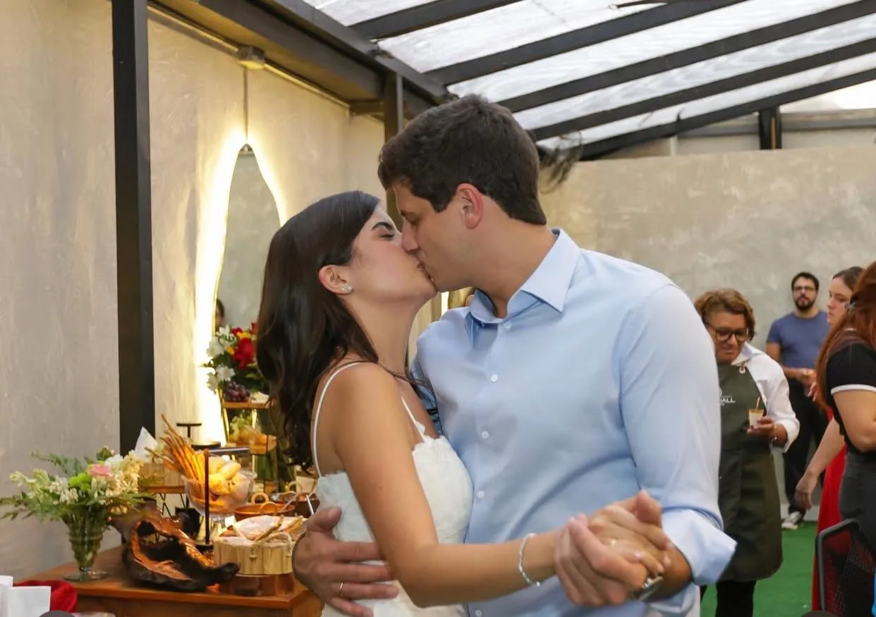João Campos e Tabata Amaral celebram noivado em almoço intimista