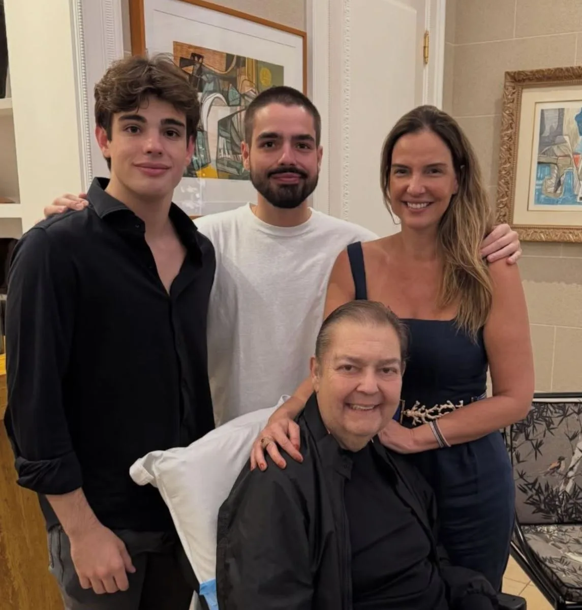 João Silva celebra 22 anos e encanta web ao compartilhar foto rara com Faustão