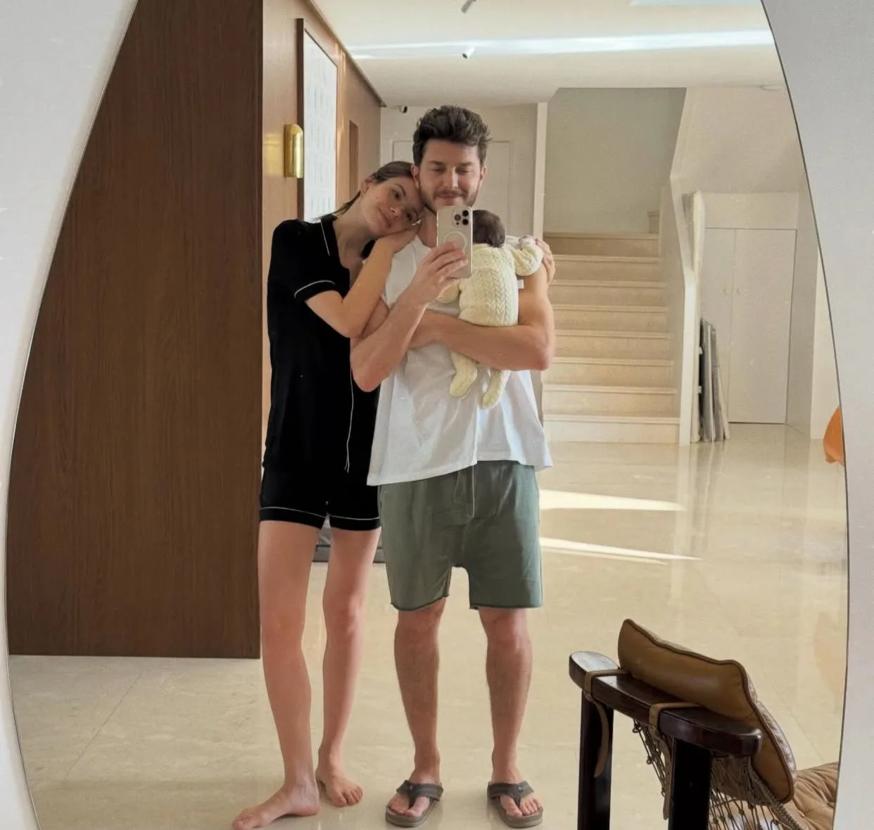 Camila Queiroz em momentos de muita fofura com a filha, Clara, em família