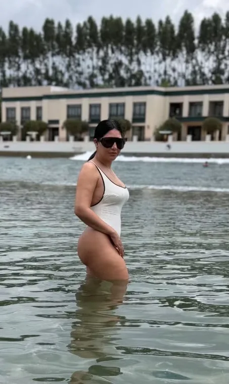 Simaria causa frisson ao aparecer de maiô